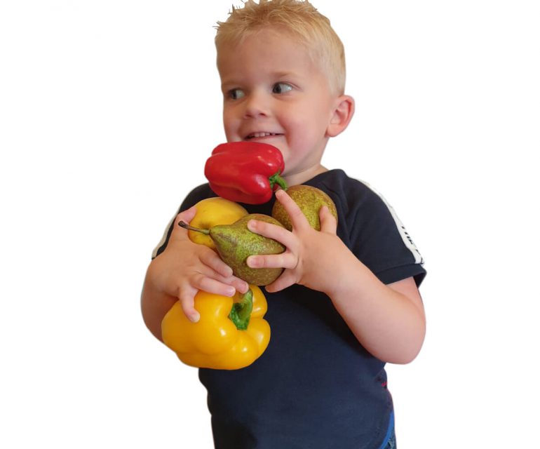 jongen met appls.jpeg